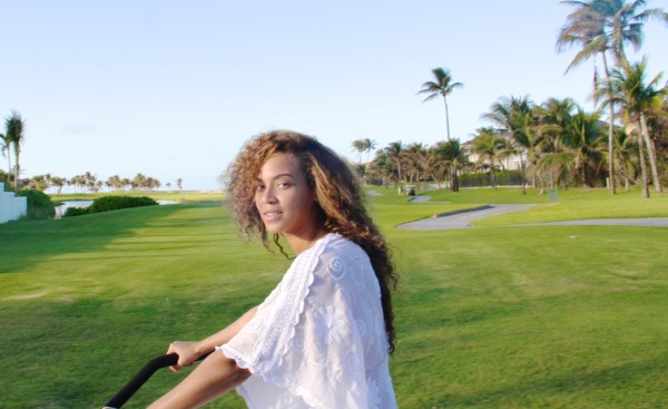 Beyonce on vacation (2)