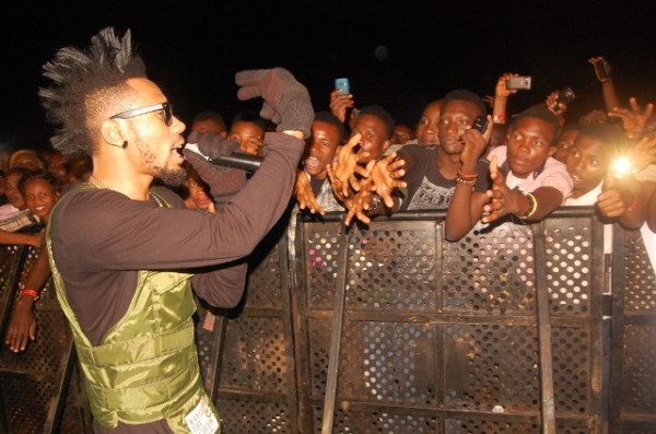 Phyno greeting the crowd