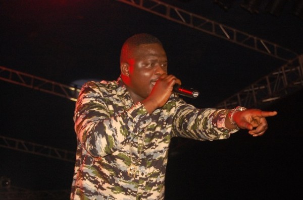 Wande Coal making a shout out to the fans at Star Music trek Owerri