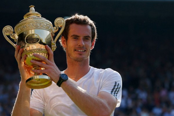 Andy Murray lifting his trophy, photo: The Mirror