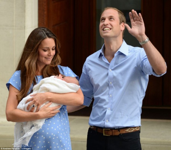 Kate and William step out newborn baby (2)