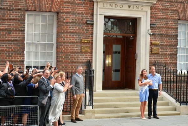 Kate and William step out newborn baby (9)