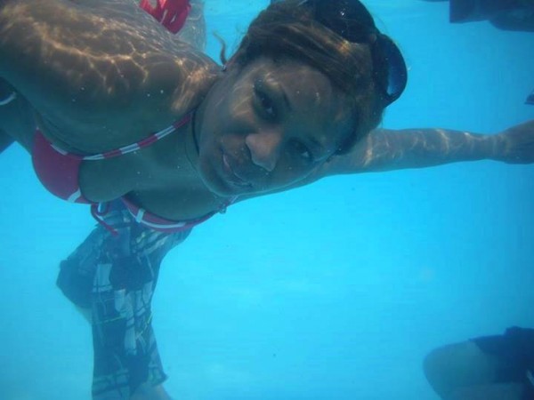 Regina Askia and family go swimming (2)