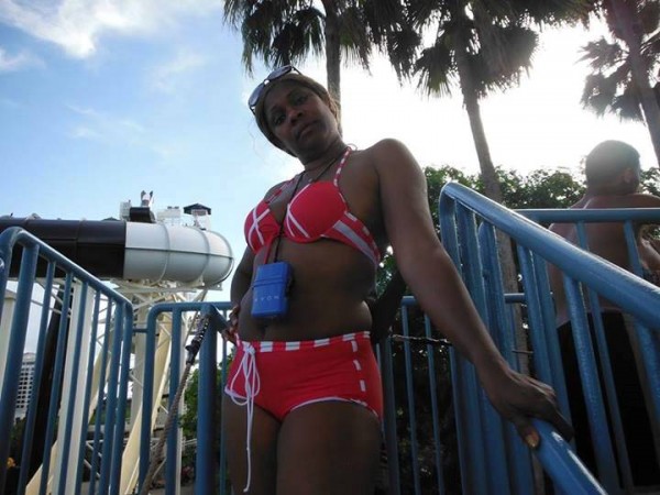 Regina Askia and family go swimming (3)