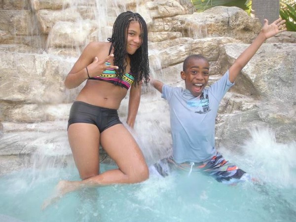 Regina Askia and family go swimming (4)