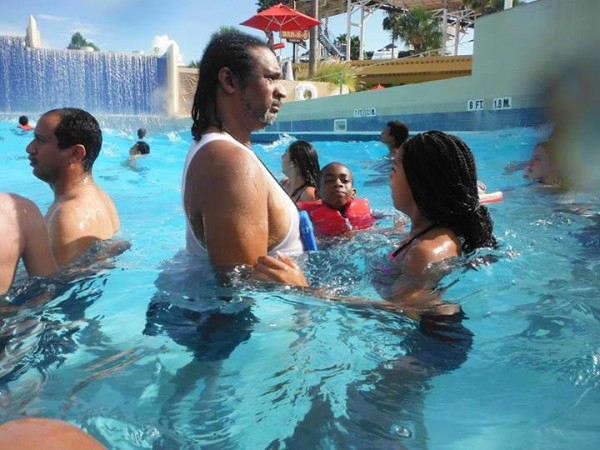 Regina Askia and family go swimming (5)
