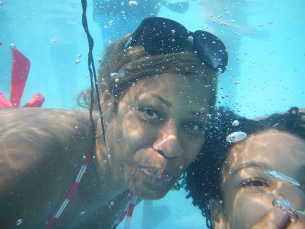 Regina Askia and family go swimming (6)