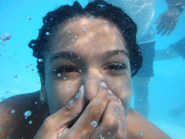 Regina Askia and family go swimming (7)