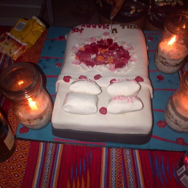 The birthday cake with the writing,'Will u marry me', on it.