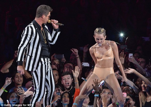 Miley Cyrus 'raunchy dances' with Robin Thicke at the 2013 MTV Video Music Awards (2)