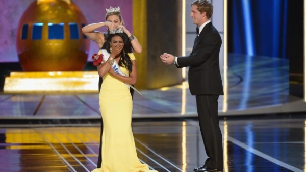 The old queen crowns Nina Davuluri, who represented New York at the beauty pageantry. Photo: Nydailynew