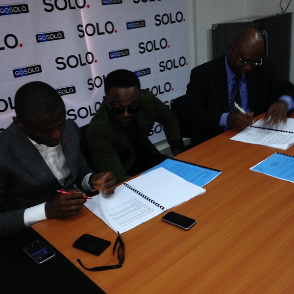 Iyanya signs endorsement deal with mobile phone manufacturing company Solo Phones(2)