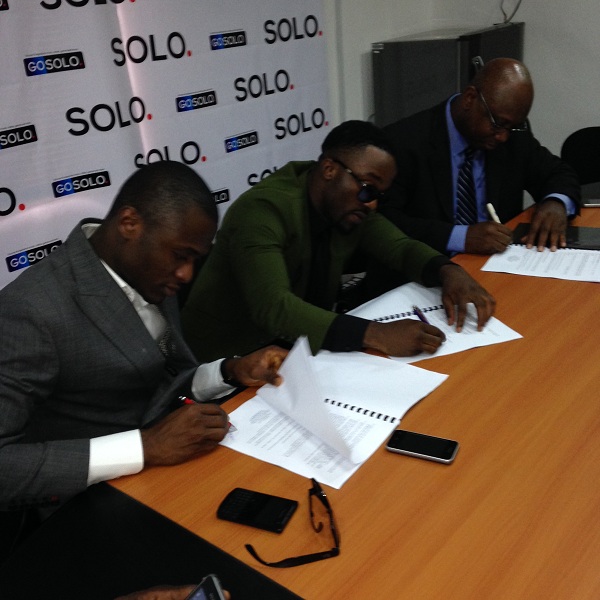 Iyanya signs endorsement deal with mobile phone manufacturing company Solo Phones(3)