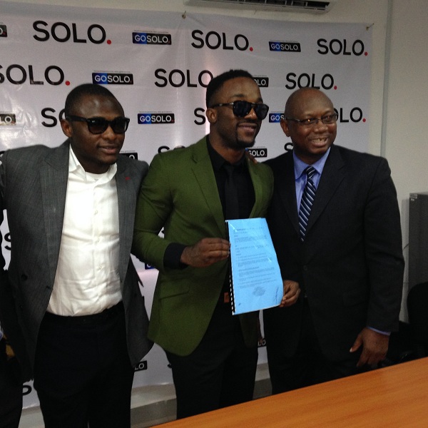 Iyanya signs endorsement deal with mobile phone manufacturing company Solo Phones(4)