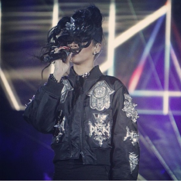 Rihanna performs in Johannesburg, October 2013 (1)