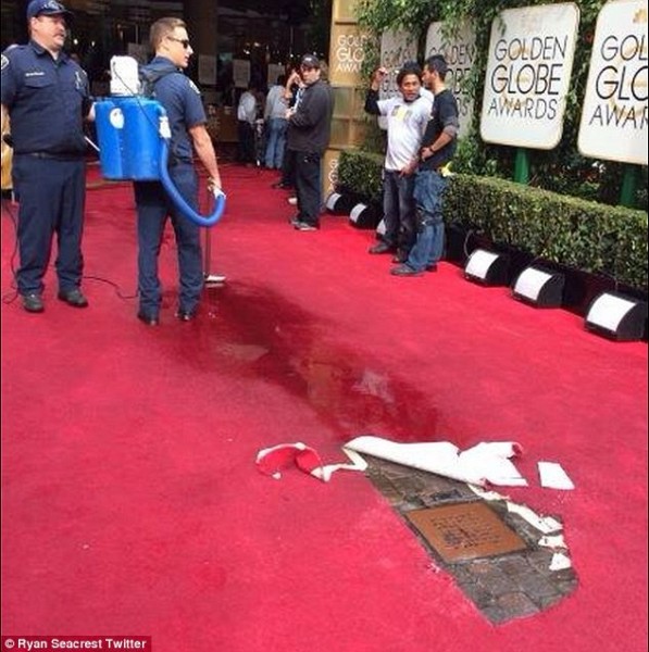 Sewage flood messes red carpet as Golden Globes 2014! (2)