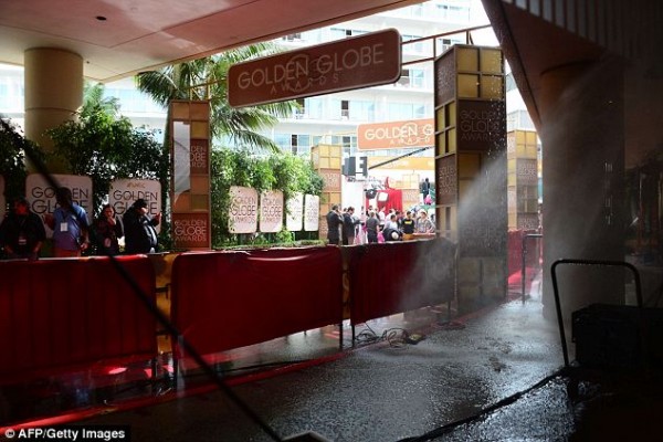 Sewage flood messes red carpet as Golden Globes 2014! (3)