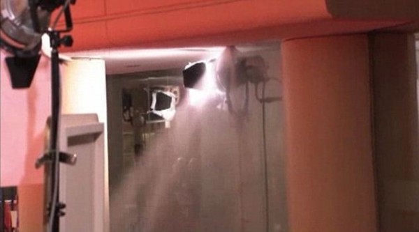 Sewage flood messes red carpet as Golden Globes 2014! (4)