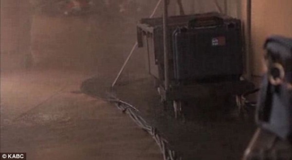 Sewage flood messes red carpet as Golden Globes 2014! (5)