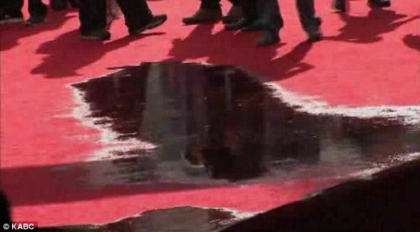 Sewage flood messes red carpet as Golden Globes 2014! (6)