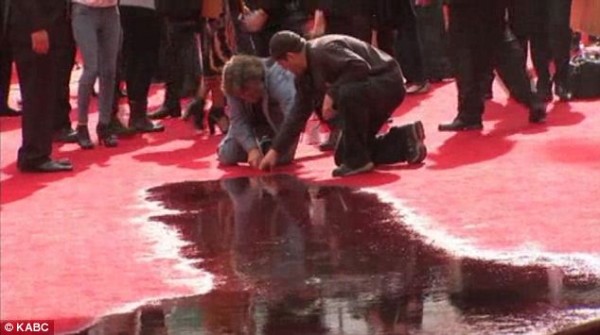 Sewage flood messes red carpet as Golden Globes 2014! (7)