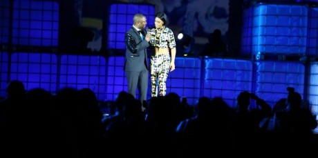 Darey performing with Kelly Rowland at the 'love like a movie' concert