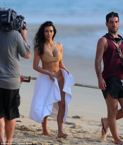 Kardashian reveals her bum in tiny bikini for beach shoot (4)