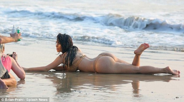 Kardashian reveals her bum in tiny bikini for beach shoot (7)