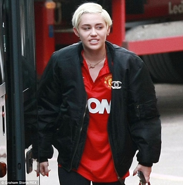 Miley Cyrus was spotted wearing a Manchester United Jersey in Birmingham. Photo: Dailymail