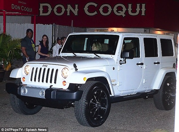 French Montana presents new Wrangler Sahara Jeep to Khloe Kardashian as birthday present. Photo: Veooz