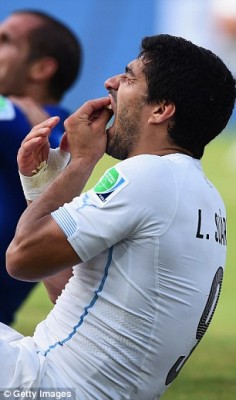 Luis Suarez bites Italy player-1
