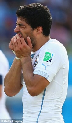 Luis Suarez bites Italy player-2