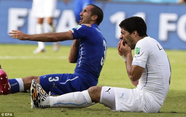 Luis Suarez bites Italy player-4