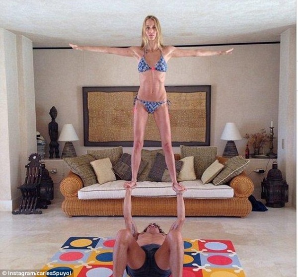 Carles Puyol uses his strength to keep aloft his girlfriend Vanessa Lorenzo. Photo: Daily Mail