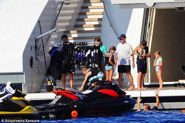 article-2719109-2053BBE100000578-171_634x421