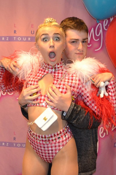 miley Cyrus grope