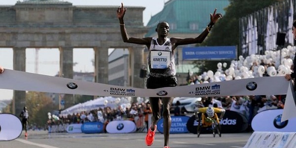 Kenyan Dennis Kimetto broke world record in two hours, two minutes and 57 seconds in Marathon Berlin. Photo: Daily Mail