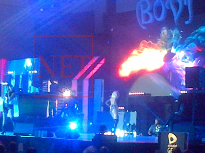 Ashanti made her way to the back stage after suffering wardrobe malfunction on stage. Photo: Chrysanthus/NET