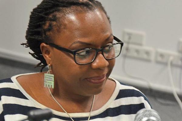 Lola-Shoneyin-stellt-Roman-einer-polygamen-ehe-im-modernen-Nigeria-vor-Von-Patriarchen-Frauen-und-gruenen-Kochbananen_image_630_420f_wn