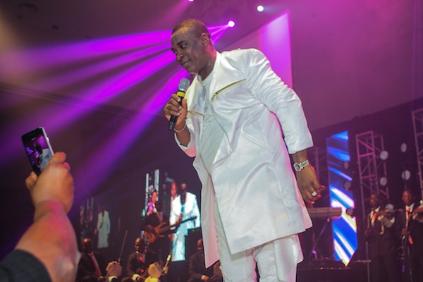 Kwam1 moves close to the crowd