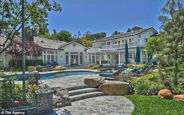 Selena Gomez has sold her old house to Iggy Azalea and Nick Young. 01
