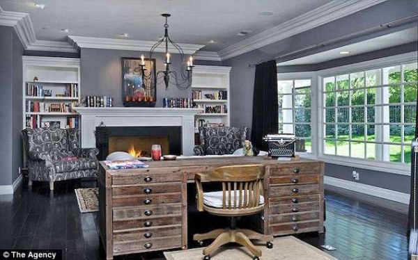 Selena Gomez has sold her old house to Iggy Azalea and Nick Young. 04