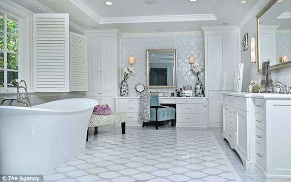 Selena Gomez has sold her old house to Iggy Azalea and Nick Young. 05