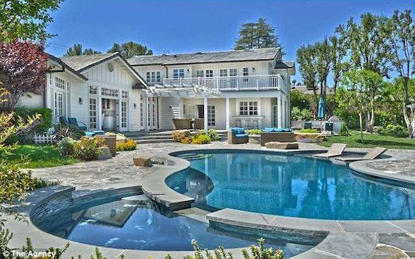 Selena Gomez has sold her old house to Iggy Azalea and Nick Young. 08