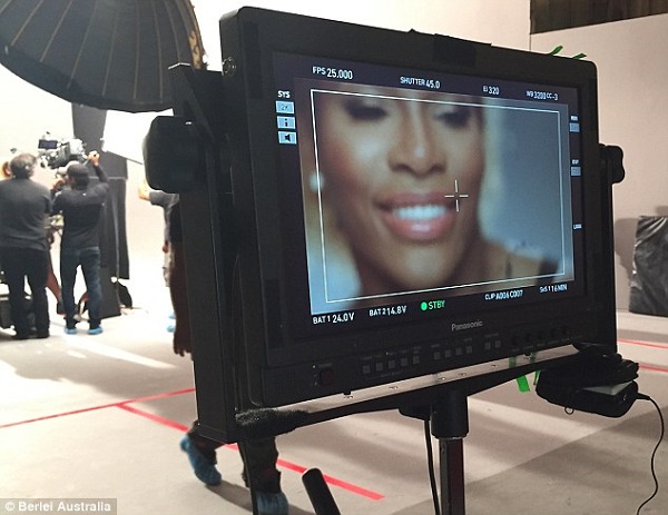 She sports a short blonde haircut and sultry eye makeup in the commercial