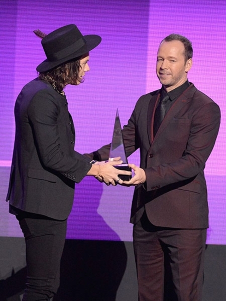 harry-styles-donnie-wahlberg-2014-ama-billboard-450