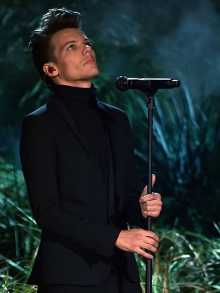 louis-tomlinson-one-direction-ama-performance-2014-
