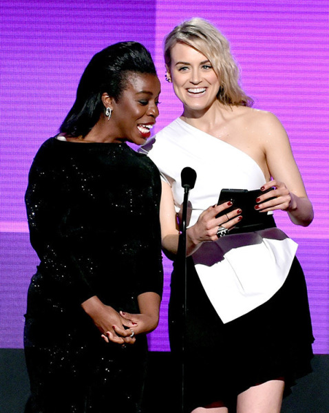 uzo-aduba-taylor-schilling-american-music-awards-2014-amas