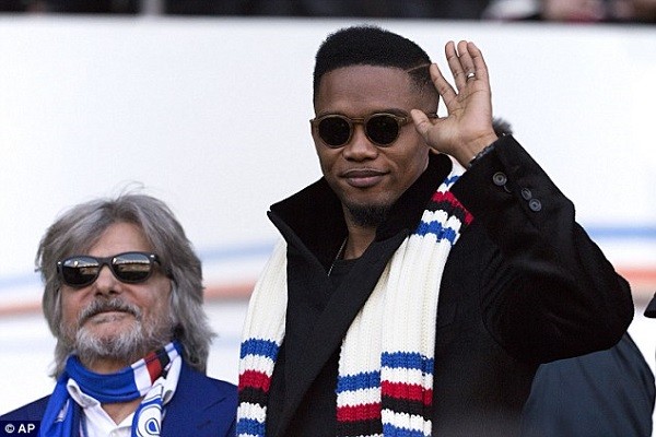 Samuel Eto'o waves to the Sampdoria supporters prior to his new club's game against Pelermo in Genoa