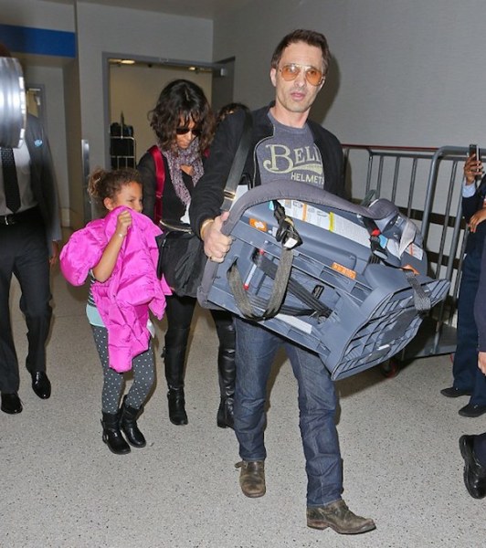 halleberry and olivier Martinez LAX airport